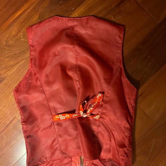 Red vest - Picture 3 of 3